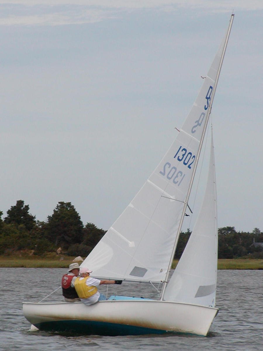 Photo of daysailer sailing to windward.